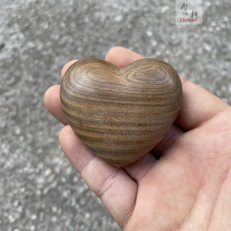 绿檀木爱心手把件实木整木雕刻把玩工艺品装饰小摆件送