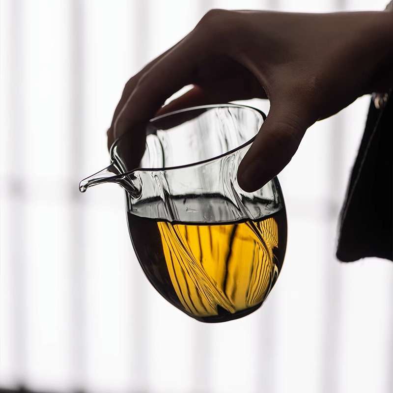 尖嘴透明玻璃公道杯彩色家用高硼硅分茶器创意小容量茶海 杯子图片