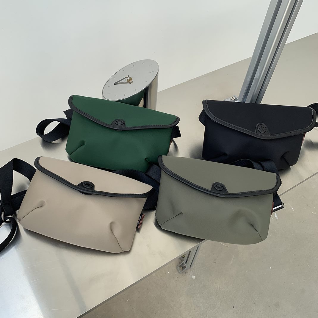 小巧女腰包牛津布骑行精致斜挎包复古小众时尚休闲胸包女邮差包男