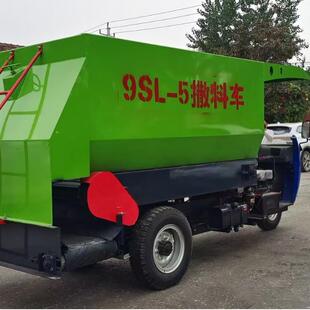 供应牛羊草料运输撒料车多规格喂料车青储饲喂料车