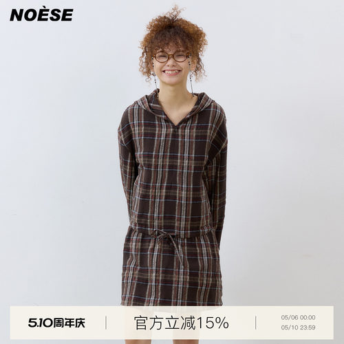 微皱羊毛料连帽长袖连衣裙
