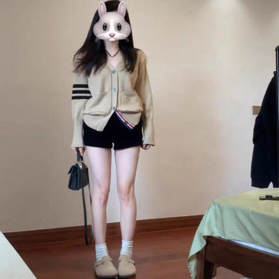 撞色V领针织衫软糯卡其色毛衣