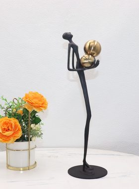 抱金属酒店球艺术品现代展厅轻奢人物雕塑摆件样板间摆设软装客厅