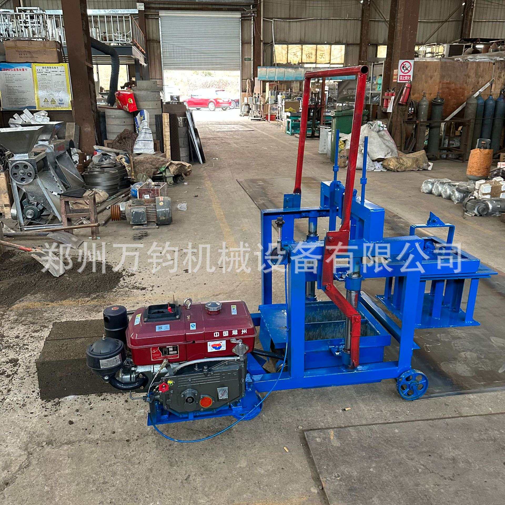 万钧柴油机动力小型移动制砖机产400*200*200可加宽4块方孔空心砖