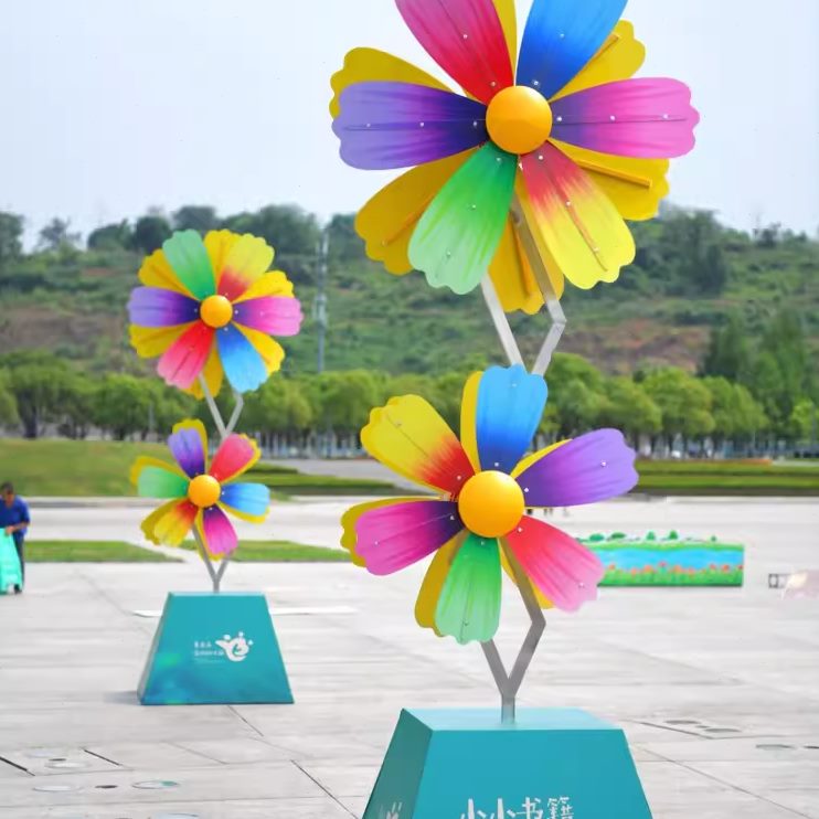 定制地创意七彩美陈景区广告动风车大型展架旋转产旅游户外互庭院