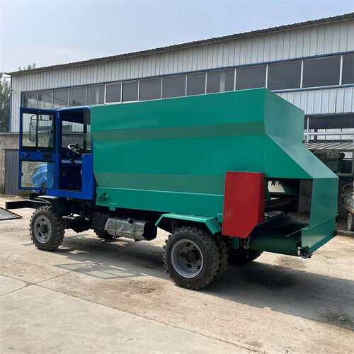 小型3方电动式撒料车牧场干湿草料喂料车三轮自走卸草喂牛送料车