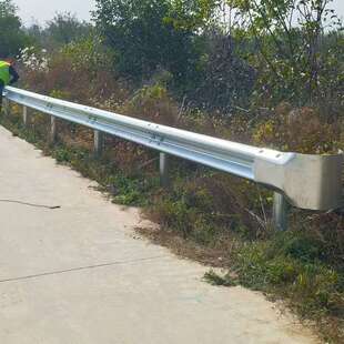 波形护栏乡村公路双波纹护拦板盘山路道路两侧防撞波形梁钢防护栏