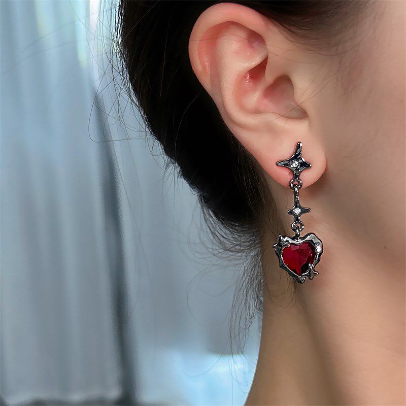 甜酷辣妹风红f色爱心耳钉女高级感2024年新款爆款轻奢气质大气耳