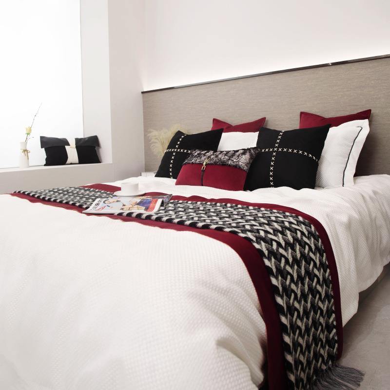 现代轻奢样板间四件套酒店别墅床头红黑手工拼接抱枕靠垫组合