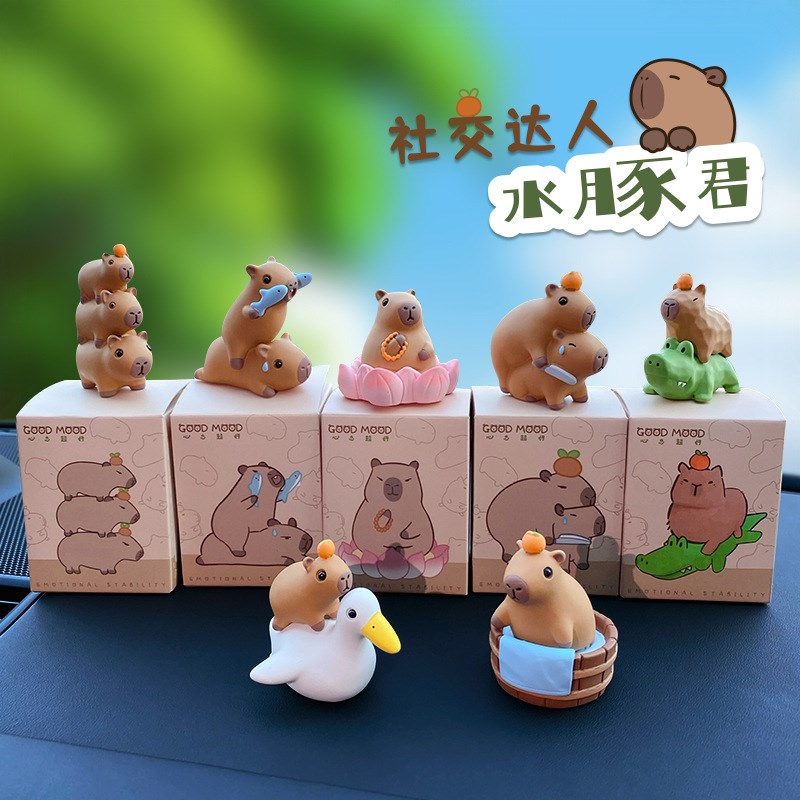 卡通佛系卡皮巴拉水豚小摆件潮流C摇摇乐车载饰品创意桌面装饰公