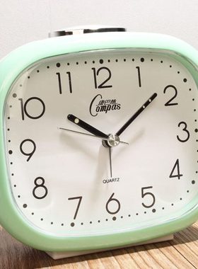 康巴丝学生儿童静音走时音乐闹钟卧室床头数字指针电池简约现代表