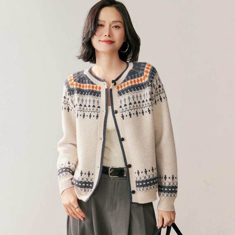 秋冬季新款山羊绒针织开衫时尚通勤百搭软糯舒适宽松外套嵌花女士