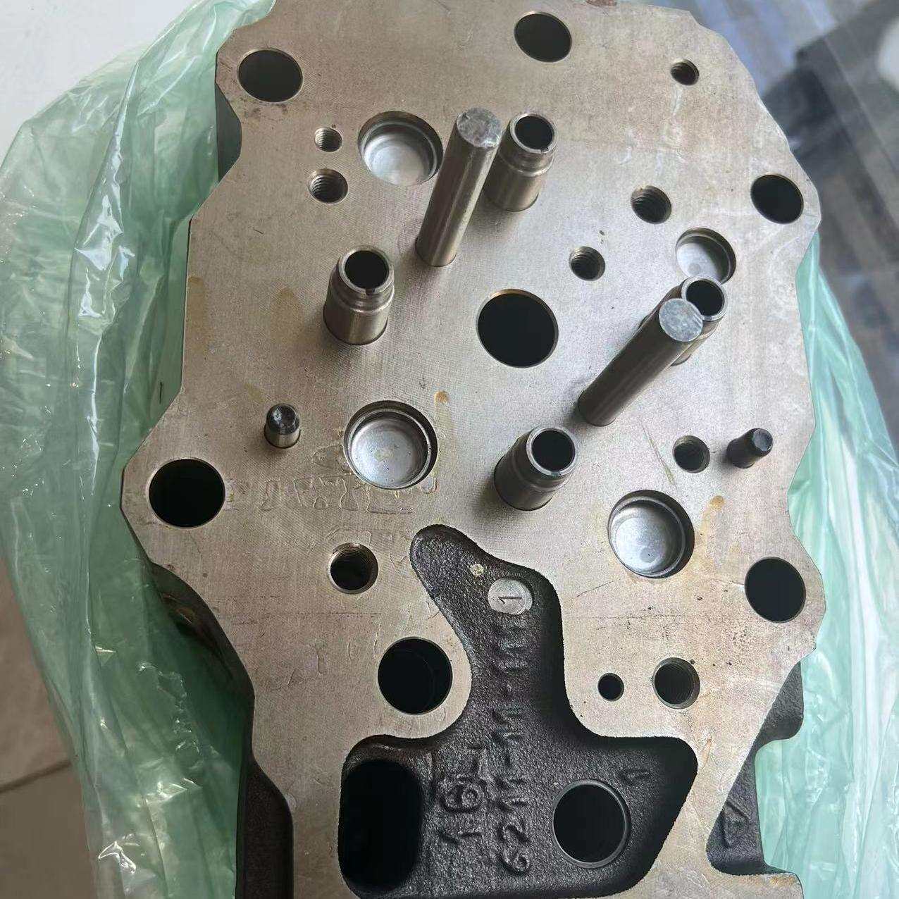 PC300/400水泵缸盖6D125机油泵行走马达气门喷油器液压泵曲轴售出