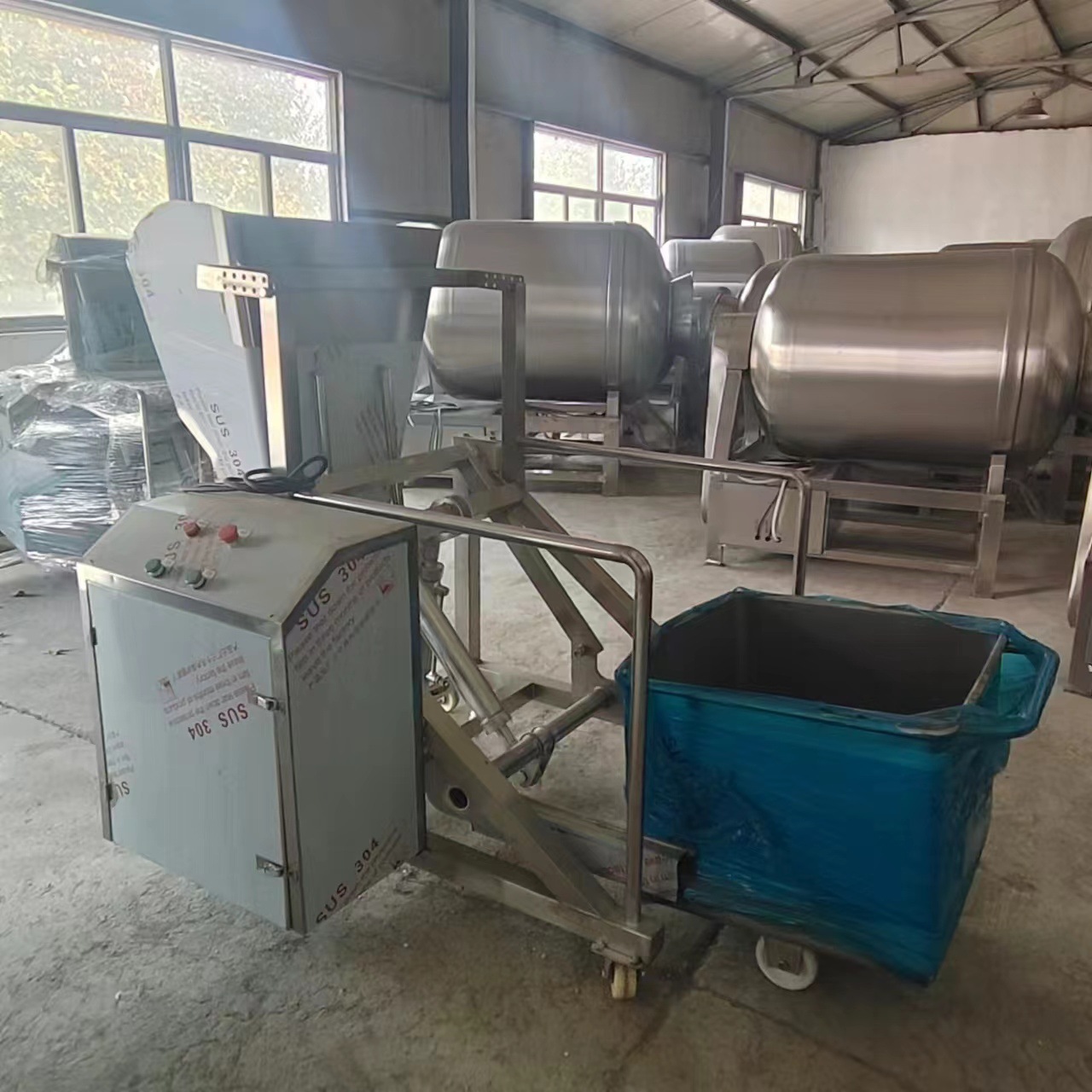 上料提升输送机 滚揉机配套提升机 料车自动上料车现货