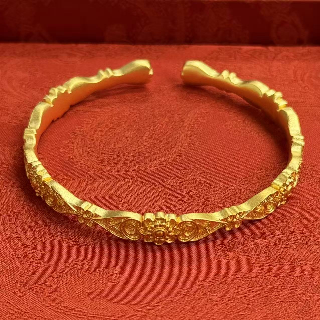 【店铺专属】18k金唐草纹太阳花开口手镯  不脱模【WT0437】