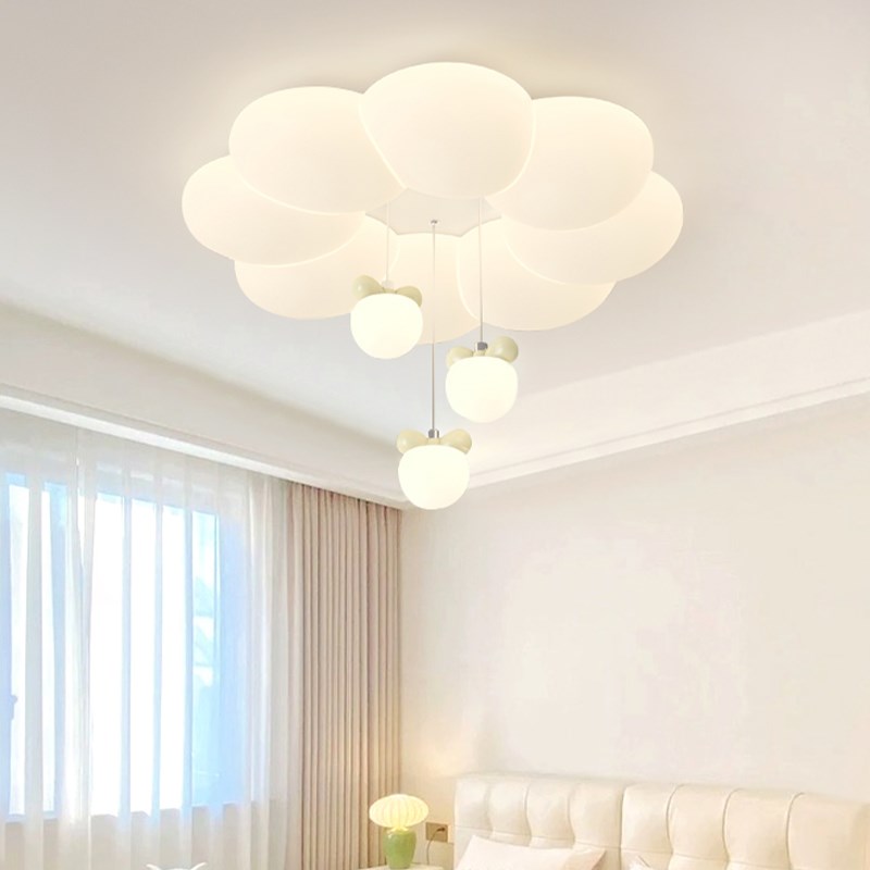 女孩房间吊灯2025新r款花朵法式奶油风智能小公主带遥控卧室吸顶