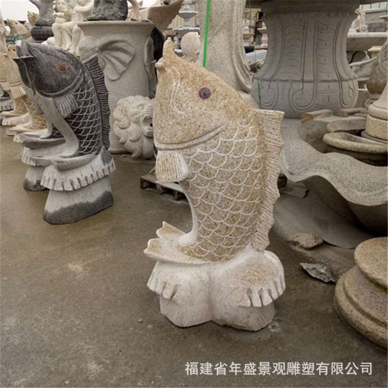 石雕喷水鱼 户外园林广场 黄锈石鲤鱼吐水喷泉摆件厂家