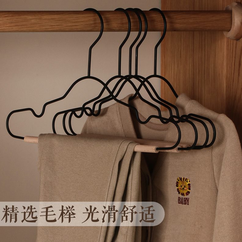 新款铁艺小轻奢撑婴儿衣架中童倍町实木大衣北欧衣架宽肩榉木衣柜