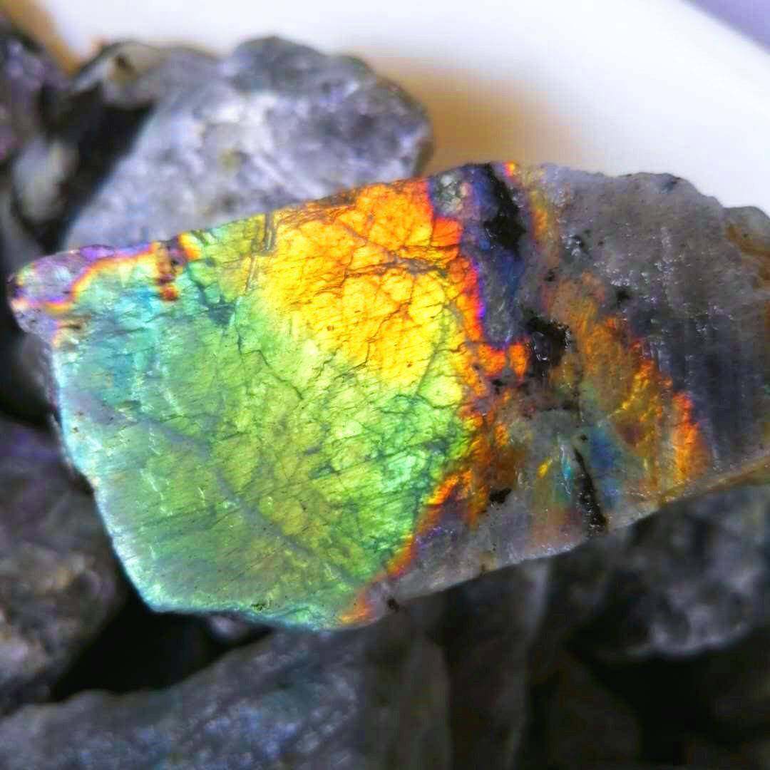 天然彩色拉长石原石 原矿物彩月光石3-8厘米饰品摆件雕刻料