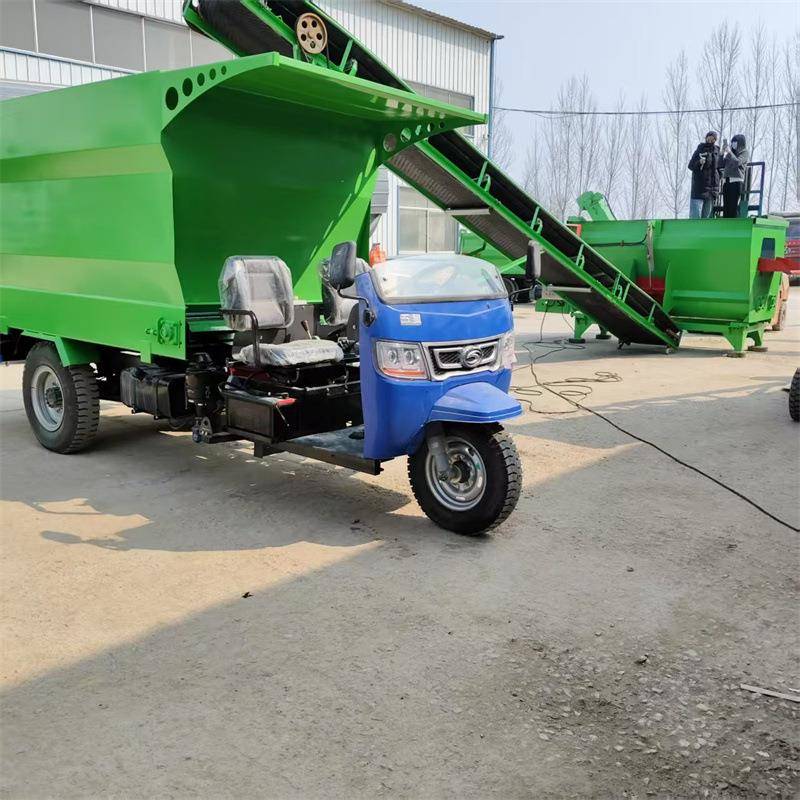 5立方柴油机撒料车牛羊场饲料布料机养殖场自走三轮投料机
