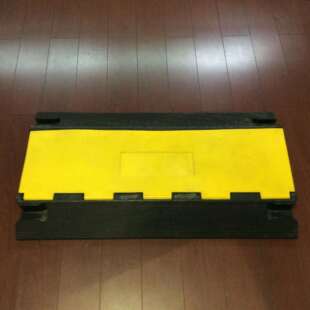 橡胶路障板 穿线板减速带 pvc注塑盖板+橡胶底座 三沟线槽减速带