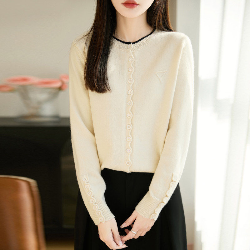 白色外搭钮扣针织开衫女2026春装宽松高级感圆领毛衣外套打底上衣