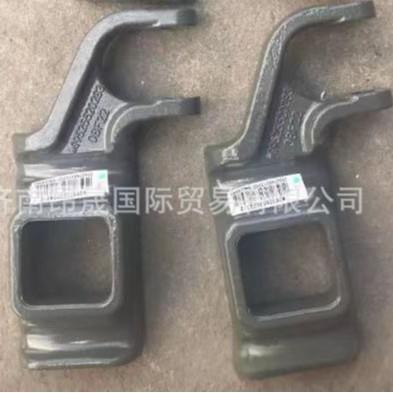 重汽HOWO T7H 汕德卡C7H C9H 豪瀚MAX 右前簧压板 WG9525520284