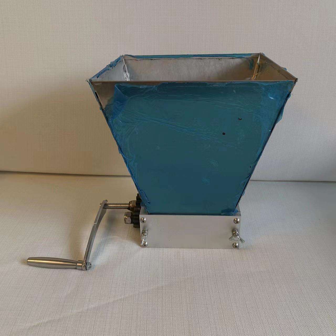 热卖手摇齿轮对辊 五谷研磨机麦芽破碎器 小麦粉碎机电钻小型原料