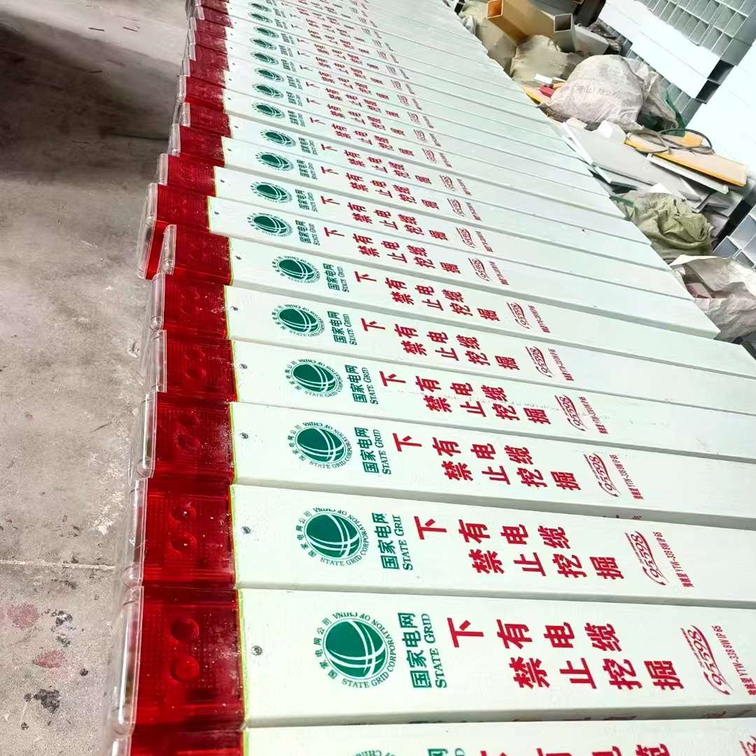 电缆标志桩太阳能语音报警桩玻璃钢标志桩人体感应爆闪灯自充电桩