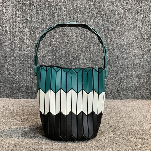 新品女包夏季百搭热卖款女手提撞色简约水桶包菜篮子小清新女包