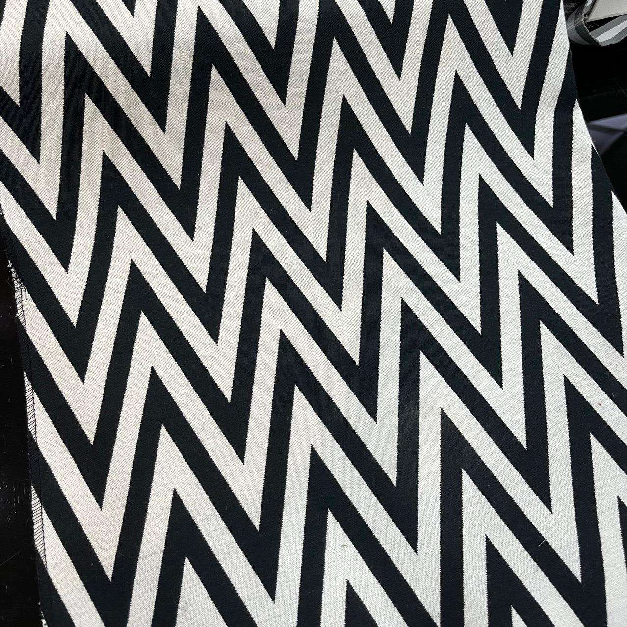 黑白大波折v字形宽幅面料黑白几何图案样板房床尾巾面料单椅面料