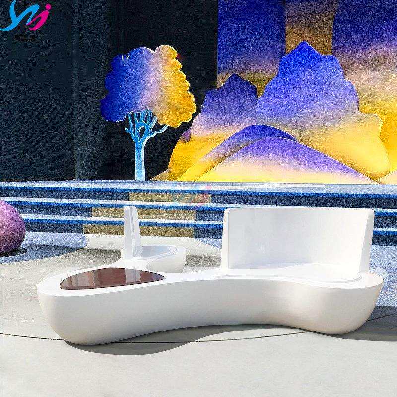 创意玻璃钢休闲椅三角仿木纹座面坐凳广场等候大长凳商场美陈厂家