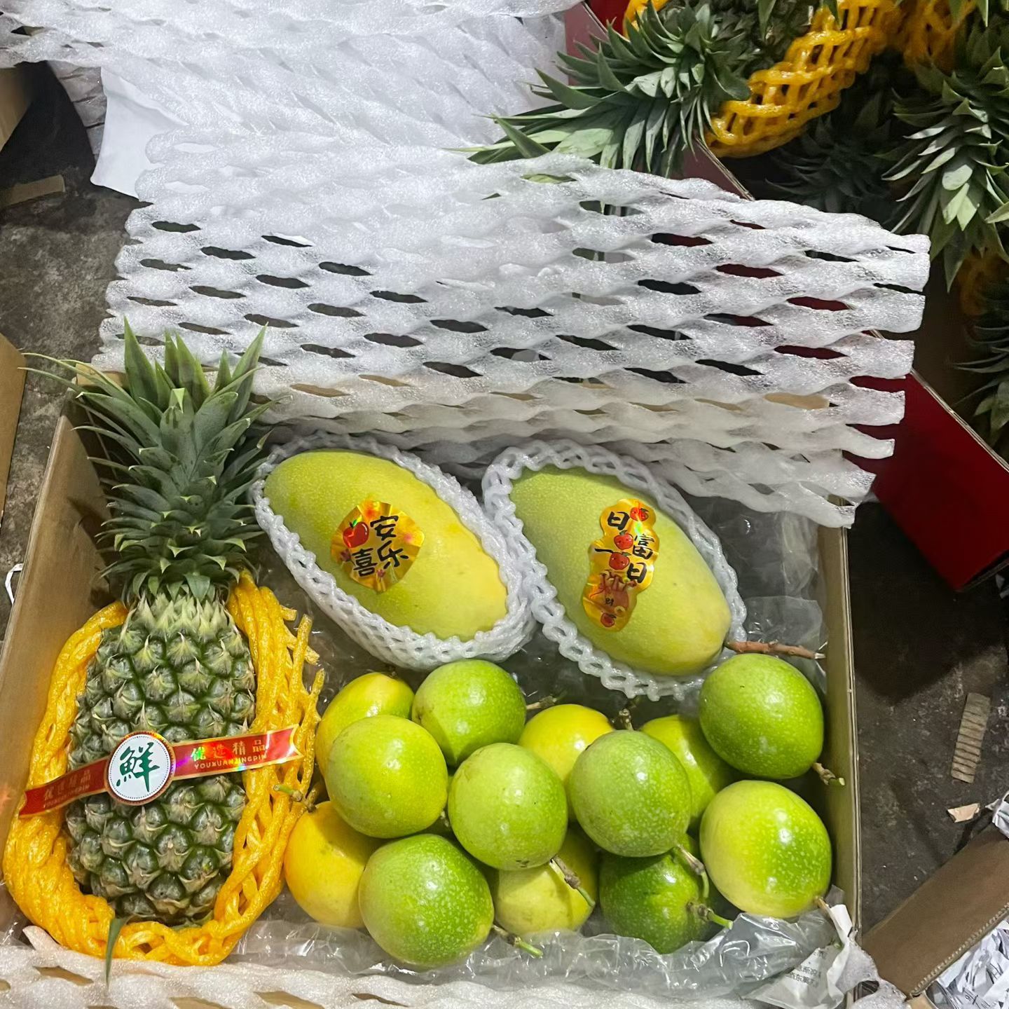 海南鲜礼 凤梨 百香果 芒果组合混搭 应季水果现摘海南发货包邮图片