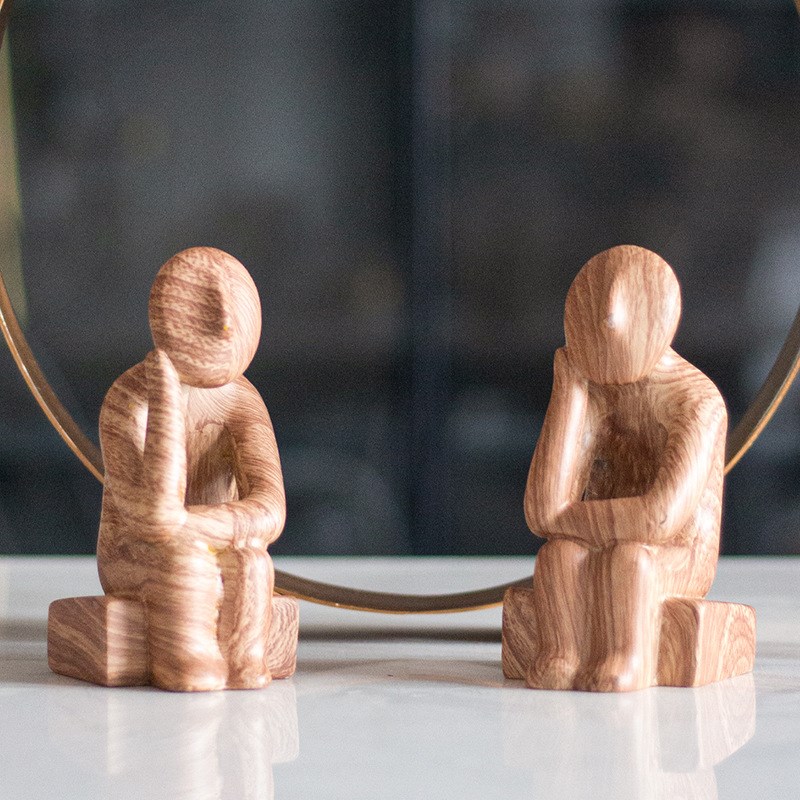 北欧仿木纹创意人物造型艺术品装饰坐姿托腮人玄关电视.柜家居摆