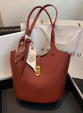 红色婚包女2024新款高级v感单肩腋下水桶包洋气结婚新娘包日常可