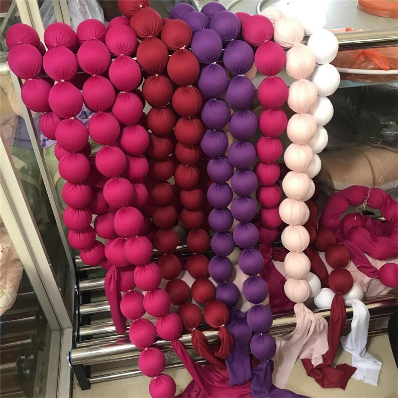 婚庆玫红布艺球串婚礼签到区橱窗美陈装饰玫红圆球白色挂饰道具
