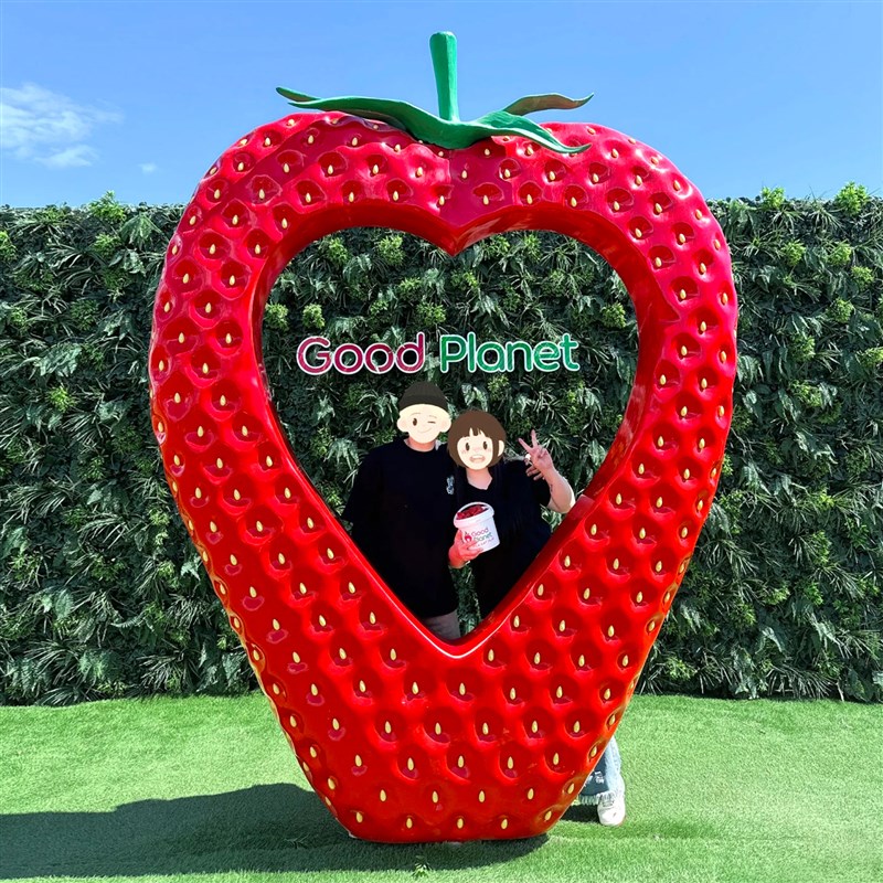 商场大型定制彷真草莓模型风景区草坪卡通水果摆件农场生态园装饰