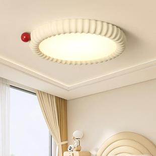 奶油风儿云童卧室灯2025护眼吸顶灯网红款红533点朵圆形男女孩房