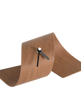 现代极简木纹皮革金属卷片座钟摆件扭曲钟样板间S桌面抽象时钟装