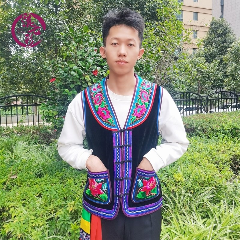 黑底绣花禄劝马甲新款彝族马夹精品绣花男马褂黑色云南民族服装男