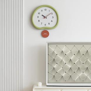 wozoTYOS347o免打孔客厅挂钟2025新款 红网摇摆创现意钟表代简m约