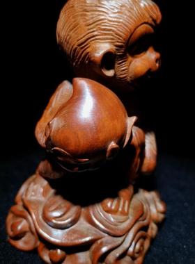 旧小叶黄杨木刻十二生把肖藏猴雕手件猴子抱4841桃文玩工艺品桌面