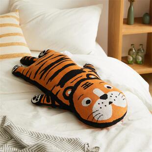 瑞纺织财抱枕虎年老虎靠发GDS垫设可计师款床头沙发座椅靠景枕爱