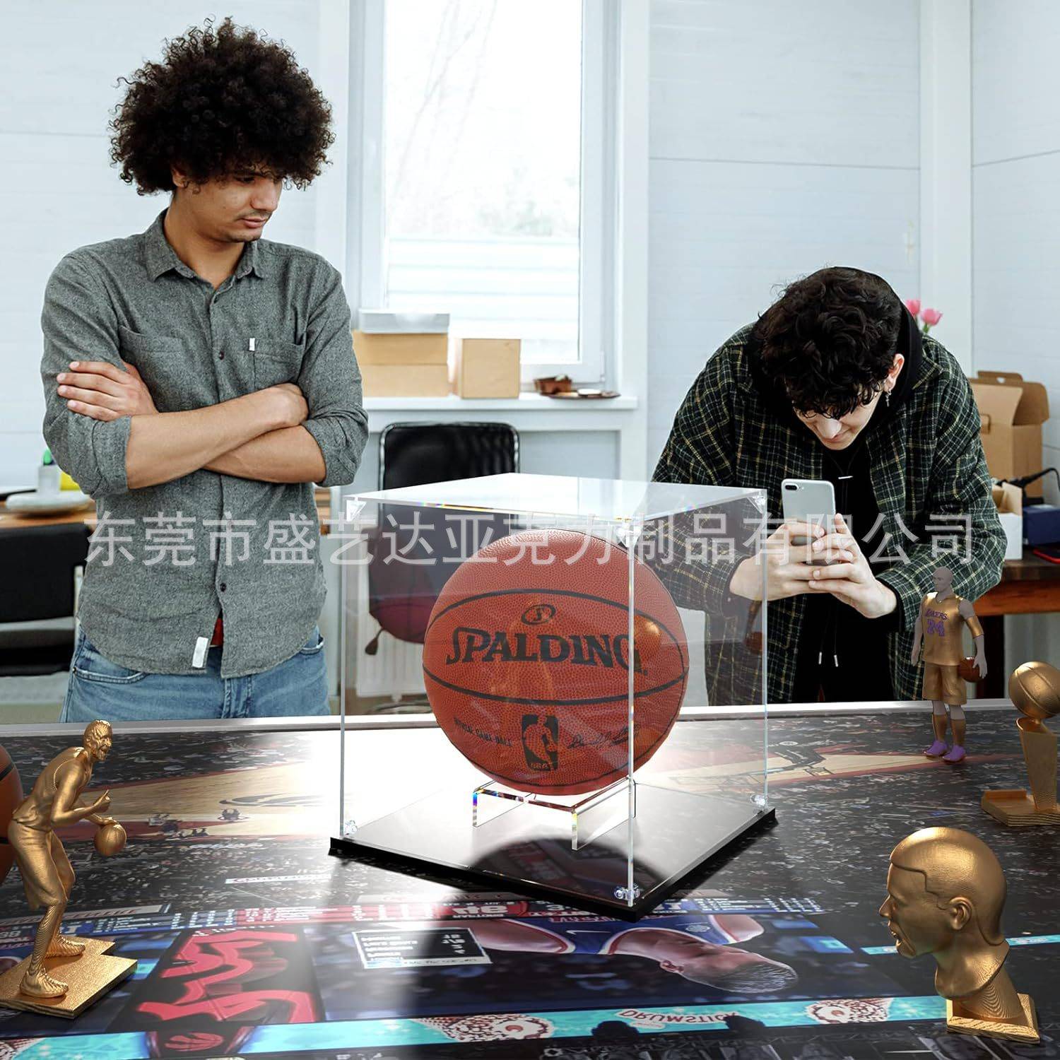 亚克力橄榄球展示盒可拆装足球棒球收纳架防尘储物盒篮球收藏展示