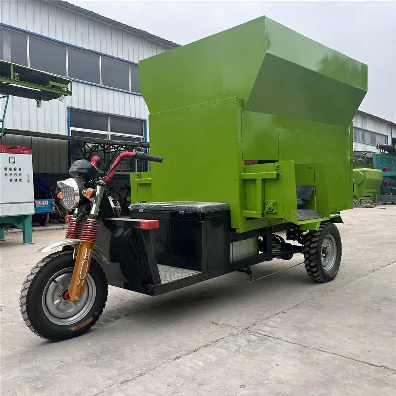 饲养牛羊食槽添草车双出料三轮式柴油撒料车五方容量养殖场抛料机