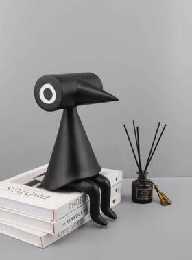 简约现代黑色尖嘴潮玩卡趣味通人物树摆件样板房书房客装厅0400饰