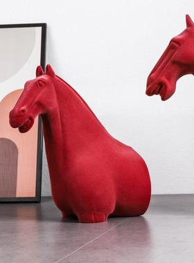 现代极简植绒半身红色马摆件样房板酒店家居厅客桌软面摆放XNO装