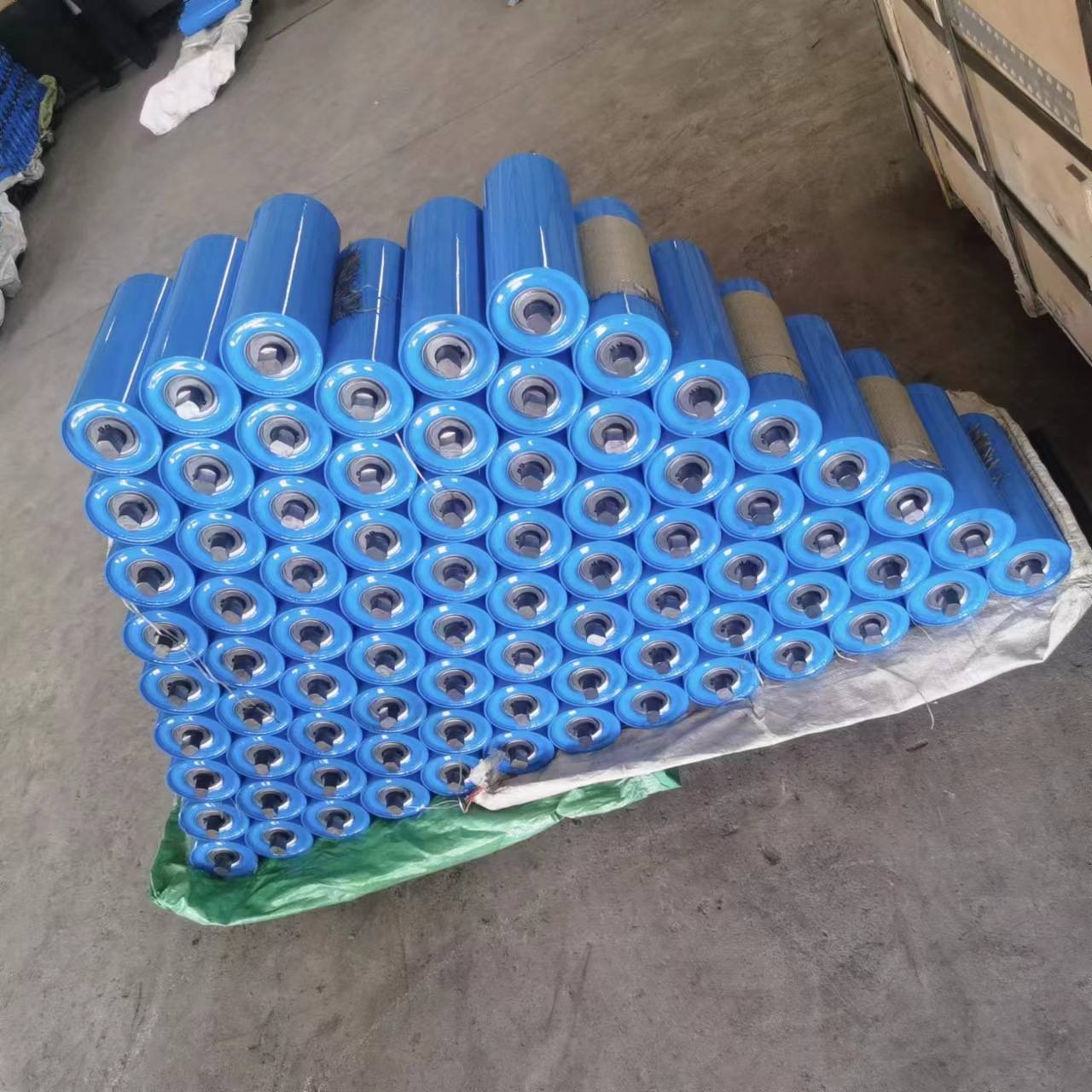 输送带托辊 滚筒支架输送机配件 槽型托辊组平行托辊橡胶缓冲托辊图片