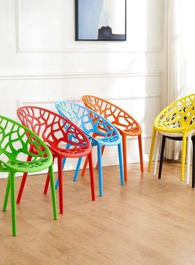 现代简约塑料椅子成创意个性JUE餐椅家用人时靠尚闲懒人背椅休阳台椅