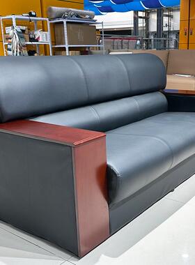 黑色皮质公商座椅搭设深红色木质扶手简约PPU计质感务经典办沙发